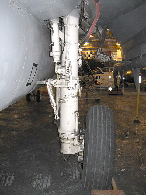 F-14A_15.jpg - Extremely strong undercarriage for carrier landings
